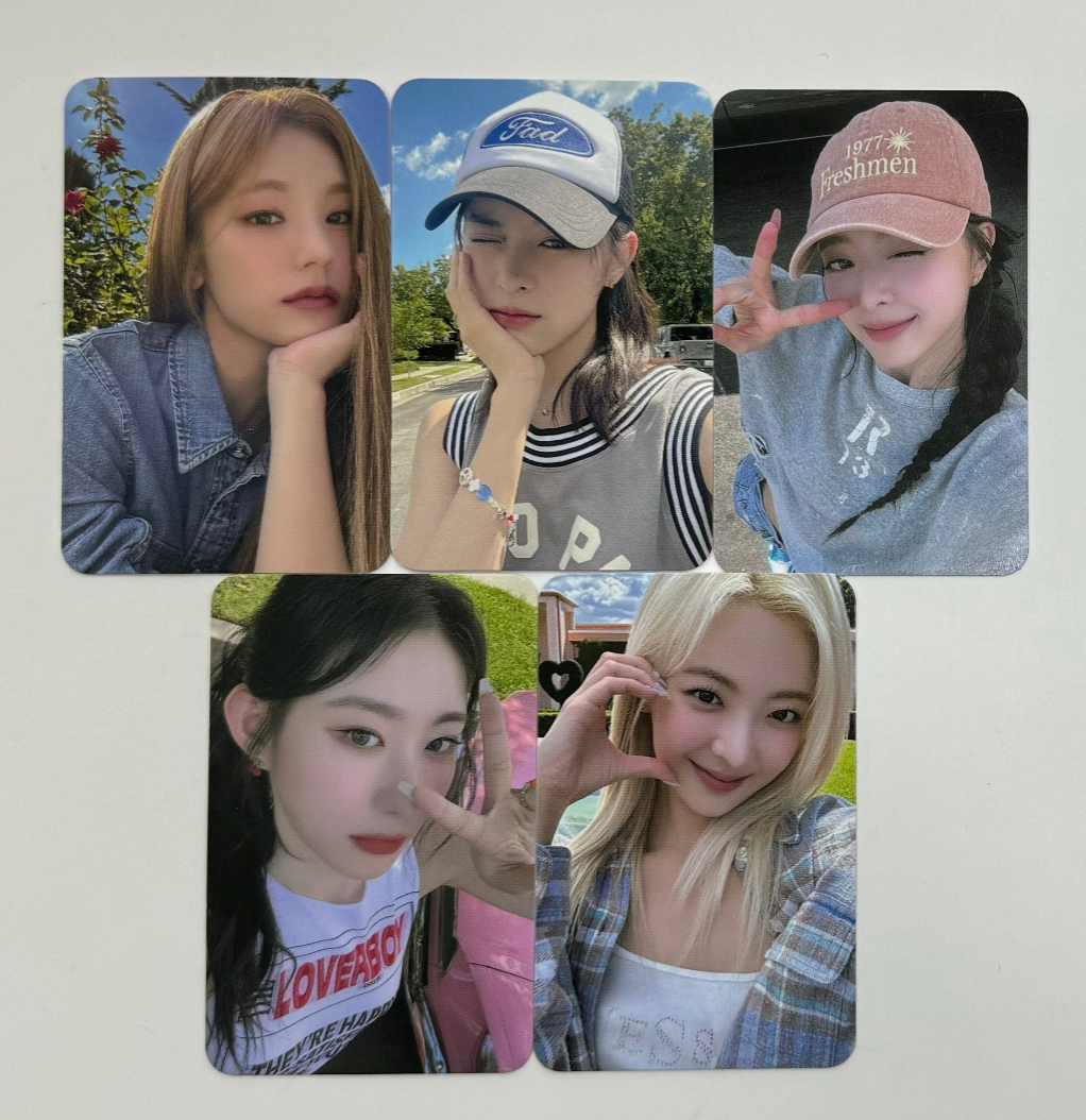 [LUCKY DRAW EVENT] [ITZY] 2024 Season's Greetings JYP POB Photocard